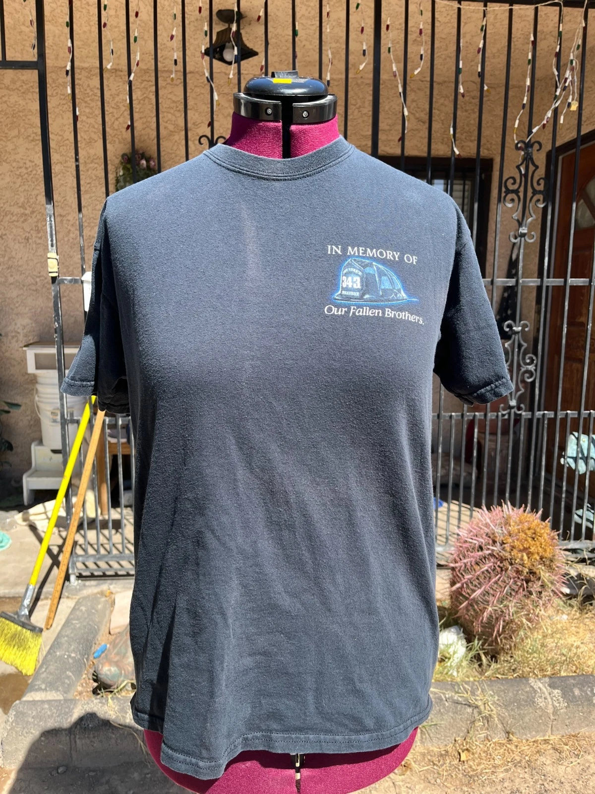 Gildan Mens L Faded Black 9/11 FDNY Firefighter 343 Memorial T Shirt Graphic